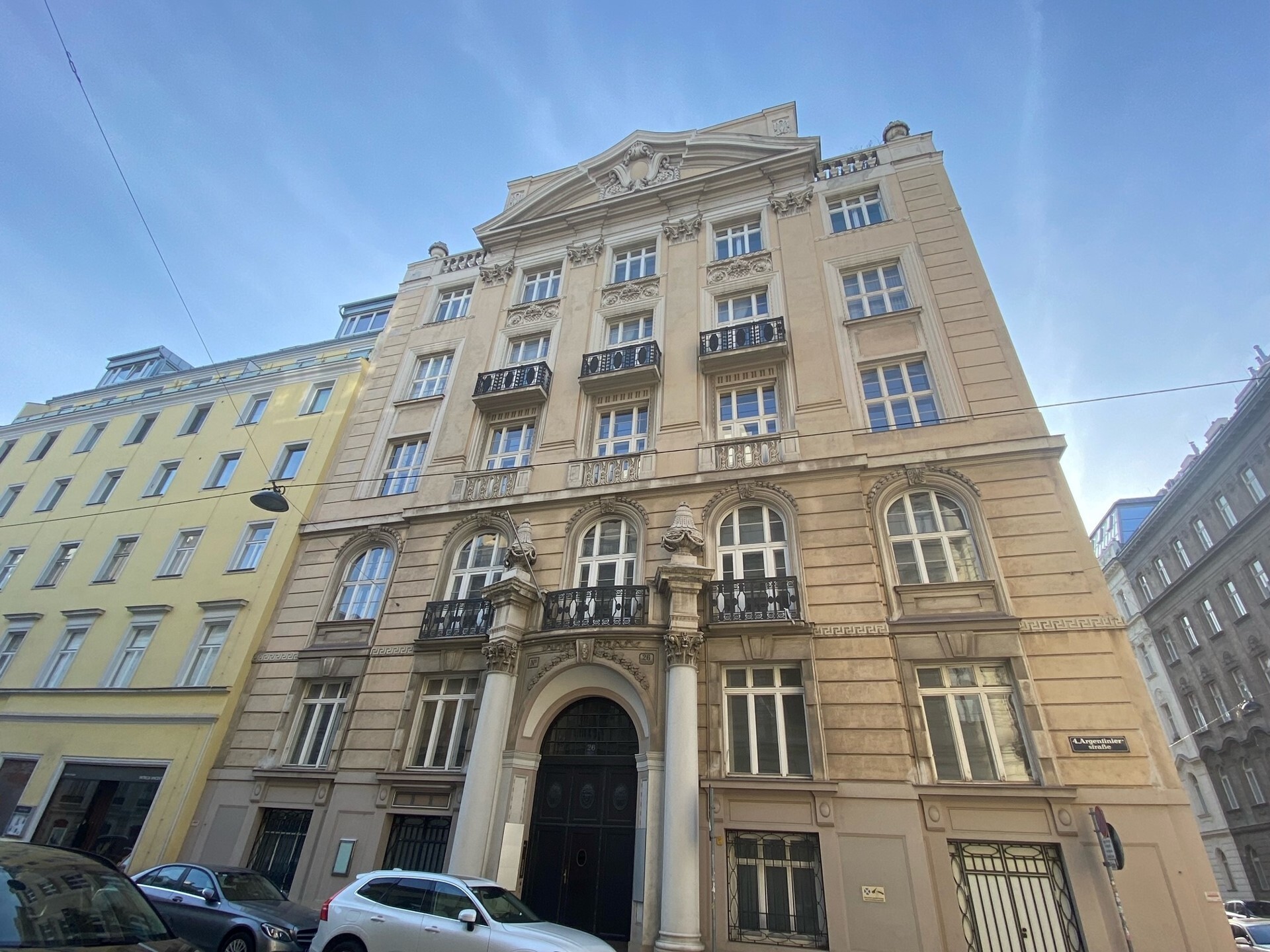 Prestigious old office building in Argentinierstraße in 1040 Vienna for rent