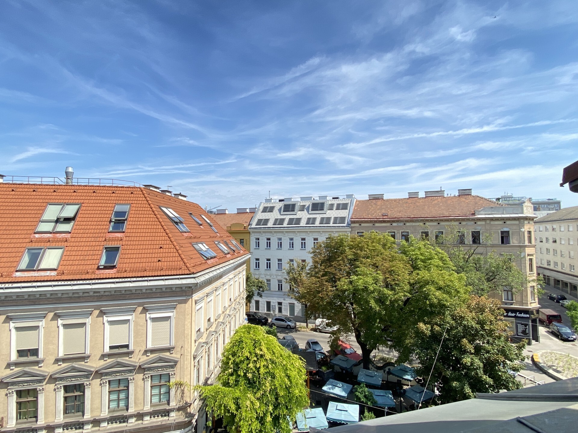 Lichtdurchflutete Dachgeschosswohnung mit Terrasse und Einbauküche in Bestlage direkt an der U3 - zu kaufen in 1150 Wien