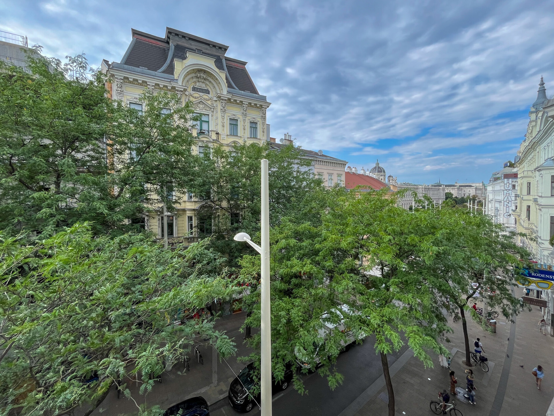 FIRST MOVING IN after general refurbishment - 3-room apartment with terrace on Mariahilfer Straße - permanent rental in 1060 Vienna