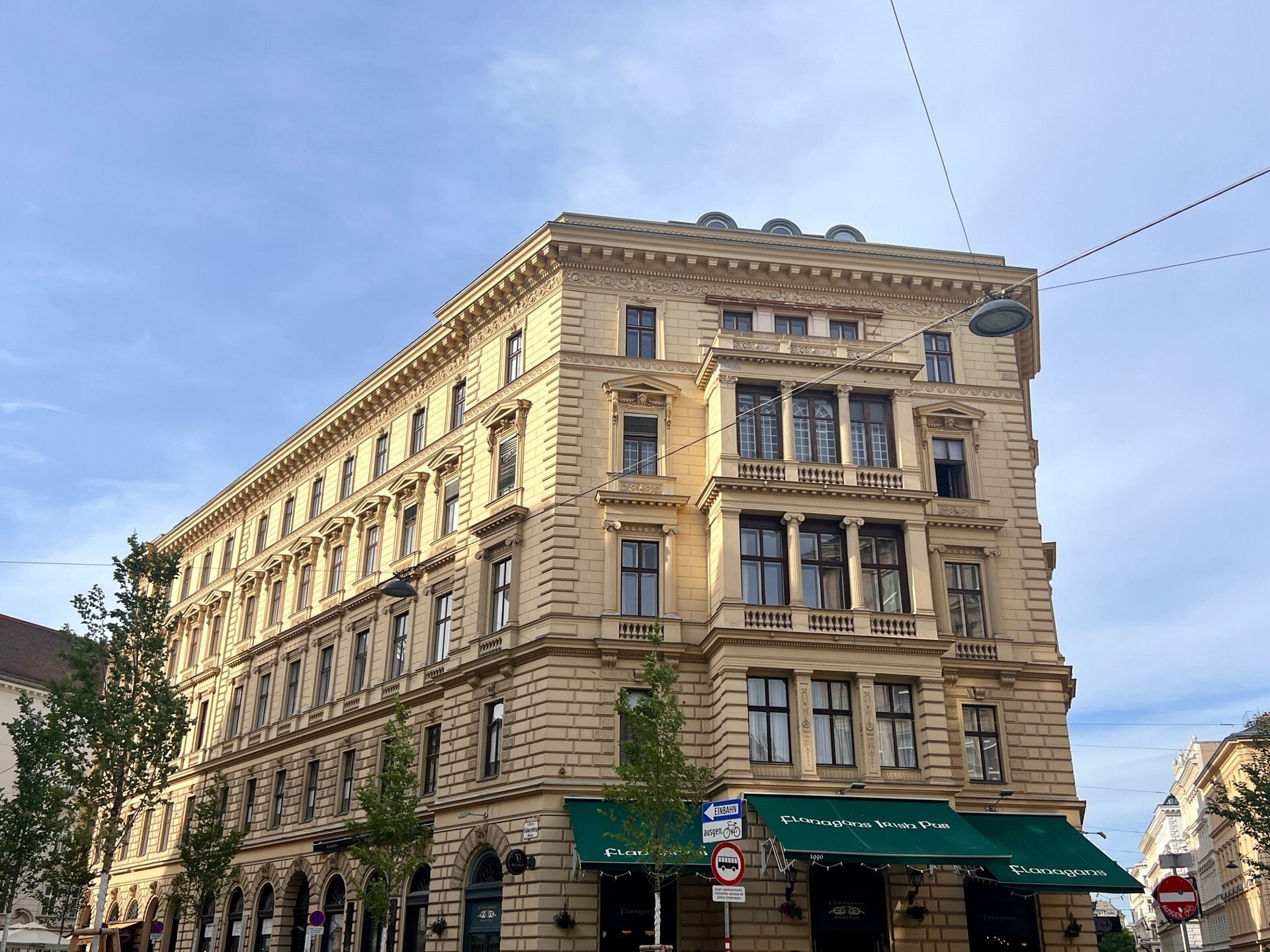 Geräumige Dachgeschoßbüro im 1. Bezirk Wien zu mieten