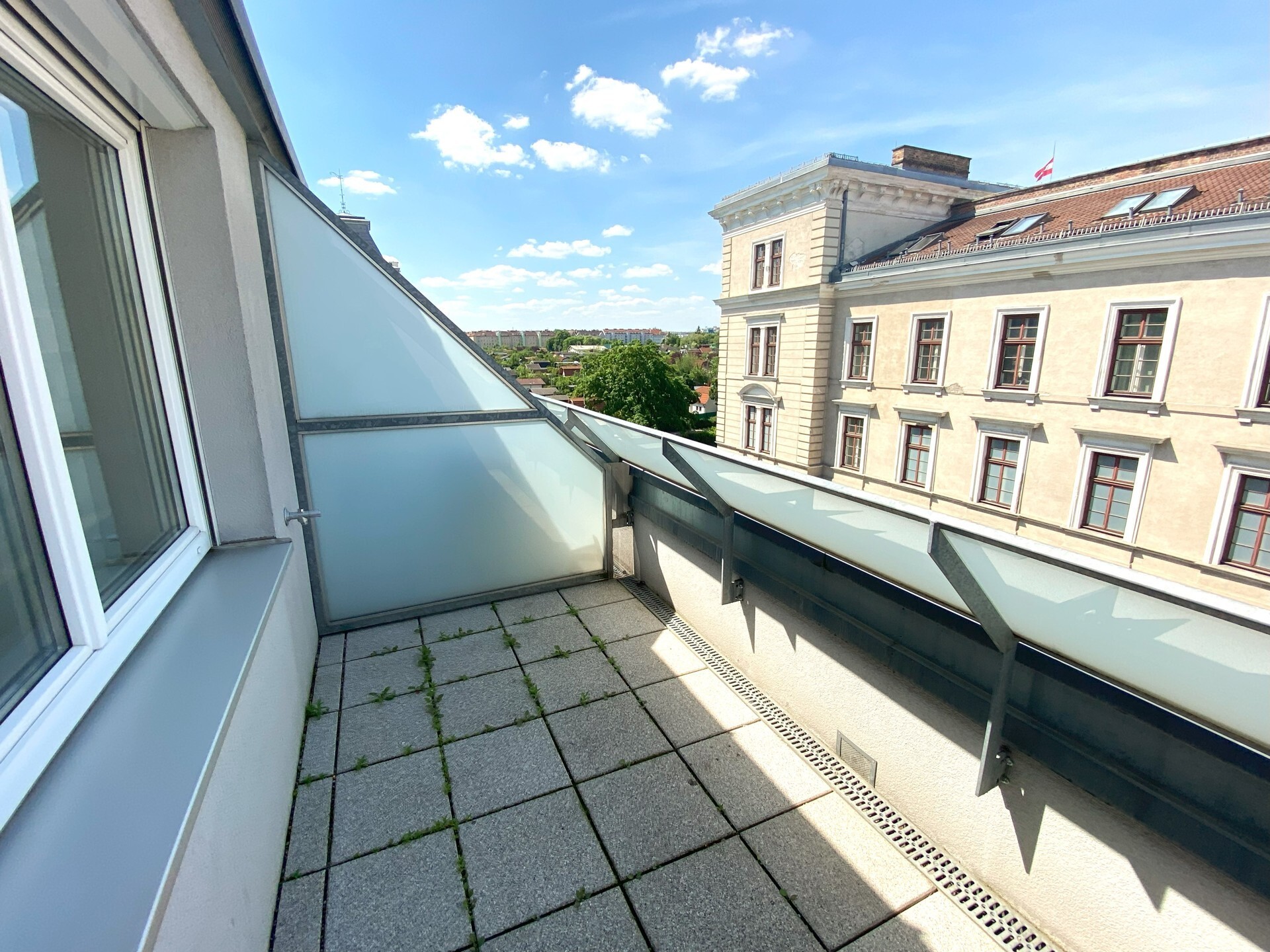Ruhige 3-Zimmer Dachgeschoßwohnung direkt bei der Schmelz mit Blick auf den Kahlenberg inkl. Garagenplatz - zu kaufen in 1160 Wien