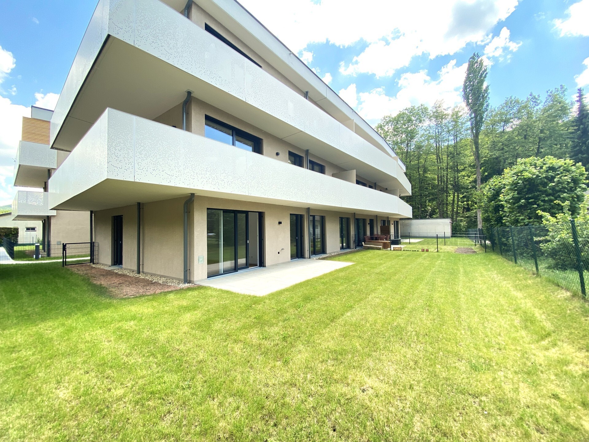 Familienparadies im Grünen: 4-Zimmer-Wohnung mit 240 m² Garten mit Blick in den Wienerwald - zu kaufen in 2391 Kaltenleutgeben