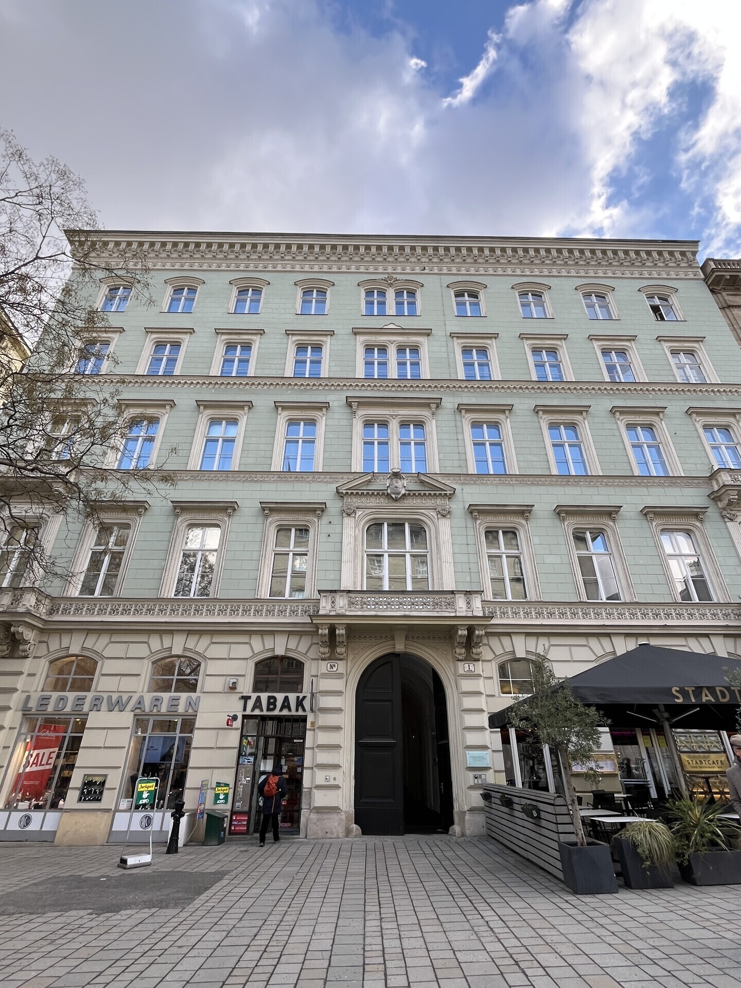 PALAIS HARDEGG: Top floor apartment with large terrace directly on the Freyung - for rent in 1010 Vienna