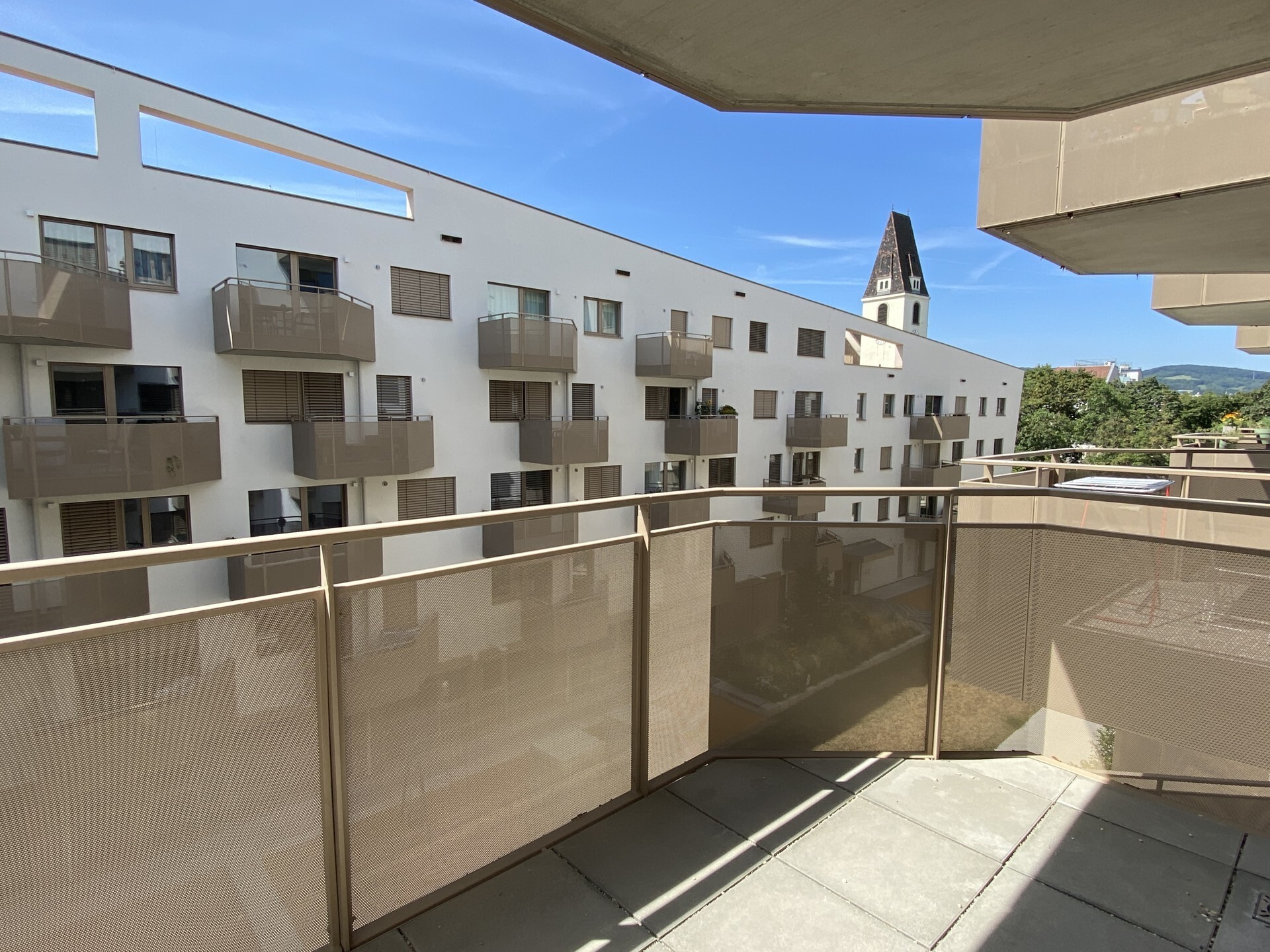 Südlich ausgerichtete Balkon-Wohnung im 3. Obergeschoß - bezugsfertig zu kaufen in 1140 Wien