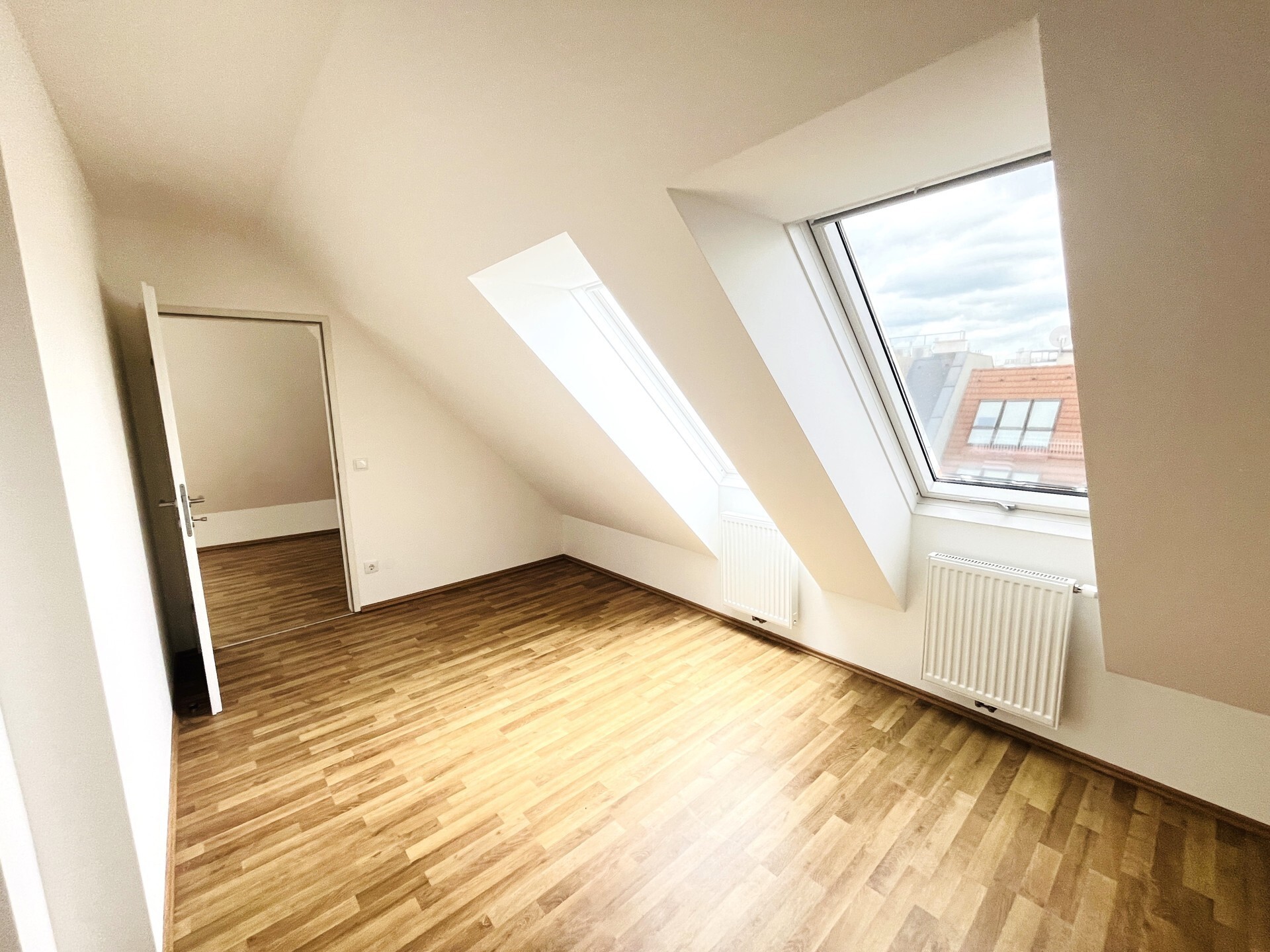 Zentrale 2-Zimmer-Dachgeschoßwohnung mit Terrasse und Einbauküche - zu kaufen in 1150 Wien