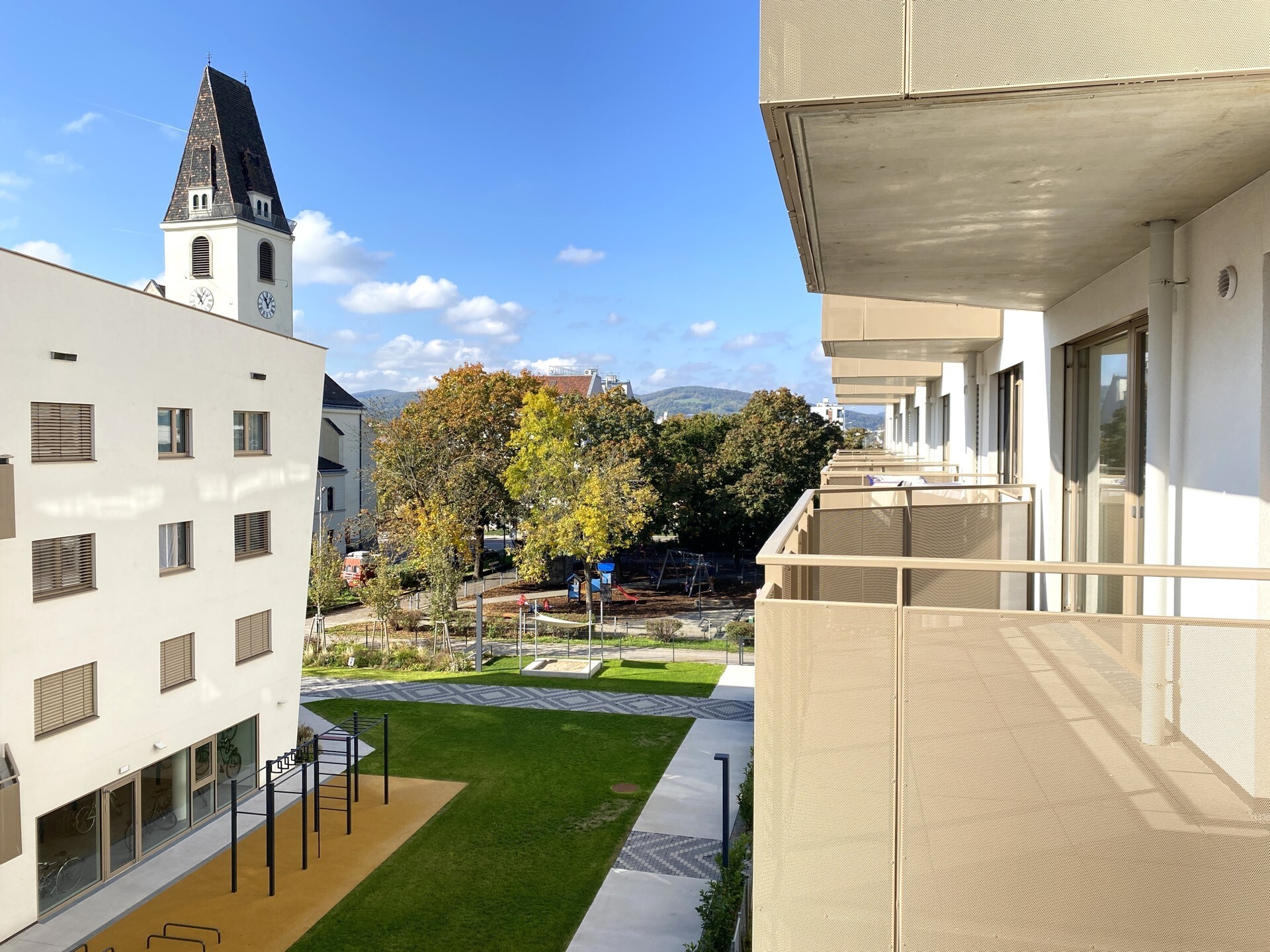 Lichtdurchflutete 3-Zimmer-Wohnung mit Balkon und ausgezeichneter Anbindung - bezugsfertig zu kaufen in 1140 Wien