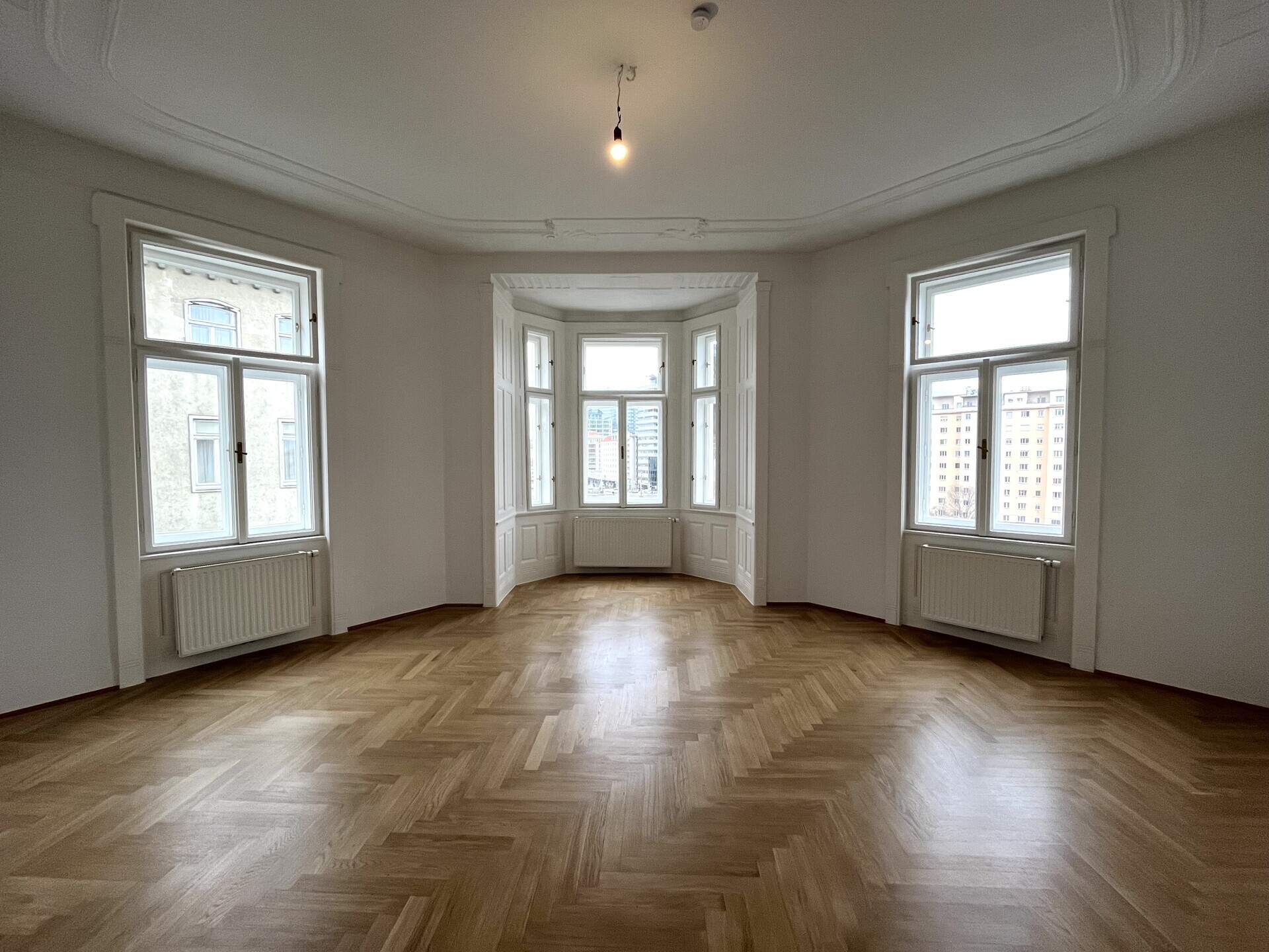 Spacious 6-room apartment in an old building near the Urania - for rent for an indefinite period in 1010 Vienna