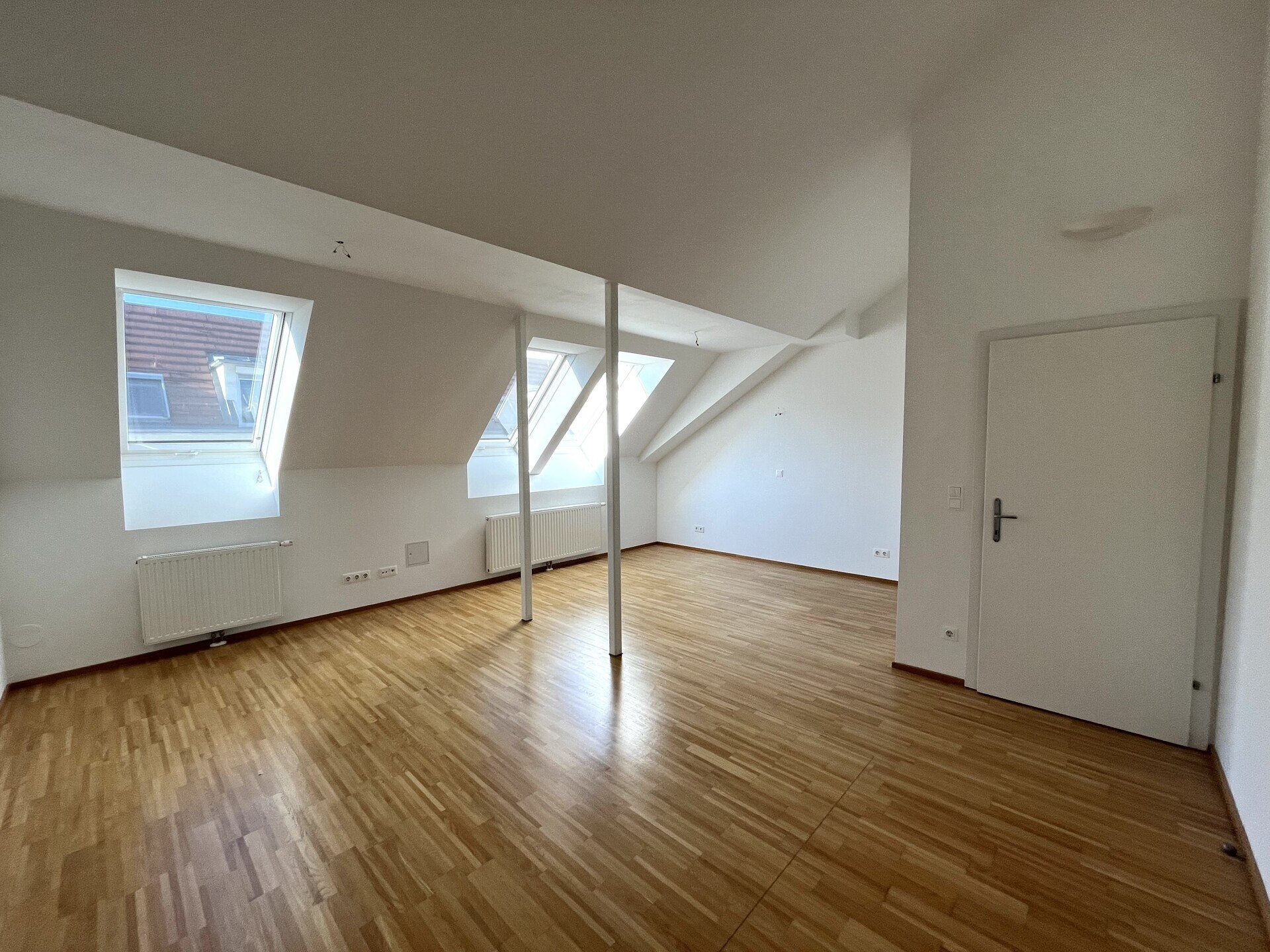 Wunderschöne 2,5 Zimmer Dachgeschoßwohnung mit Terrasse - Mitten im Herzen Wiens!