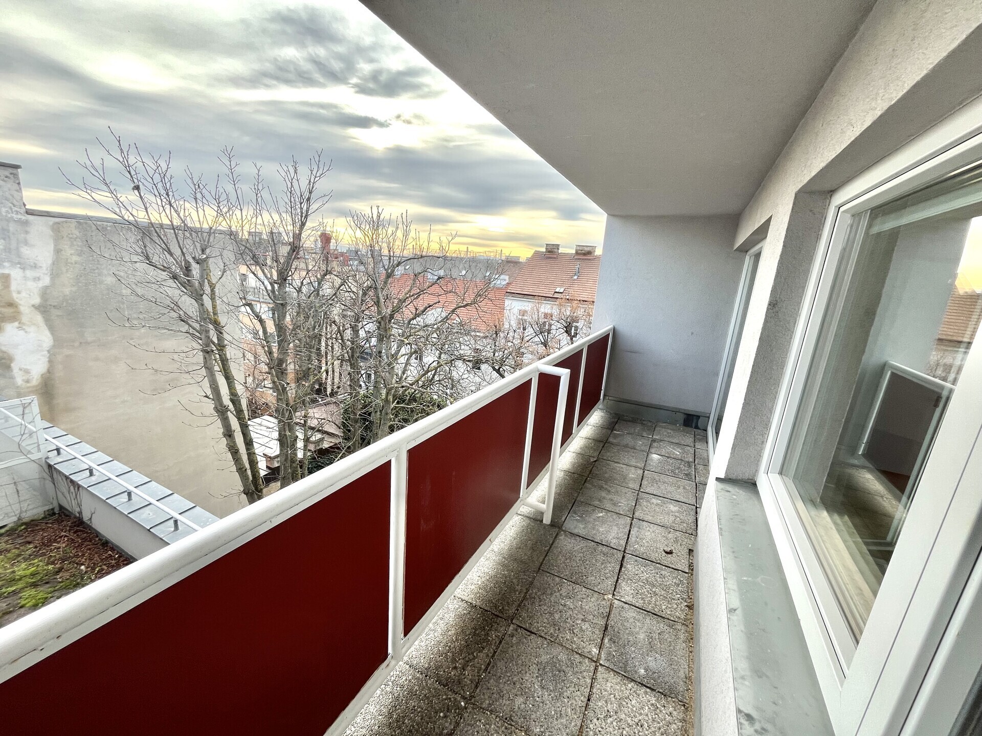 ERSTBEZUG nach Sanierung: Top 1-Zimmer Wohnung mit Terrasse direkt bei U3 Schweglerstraße zu mieten