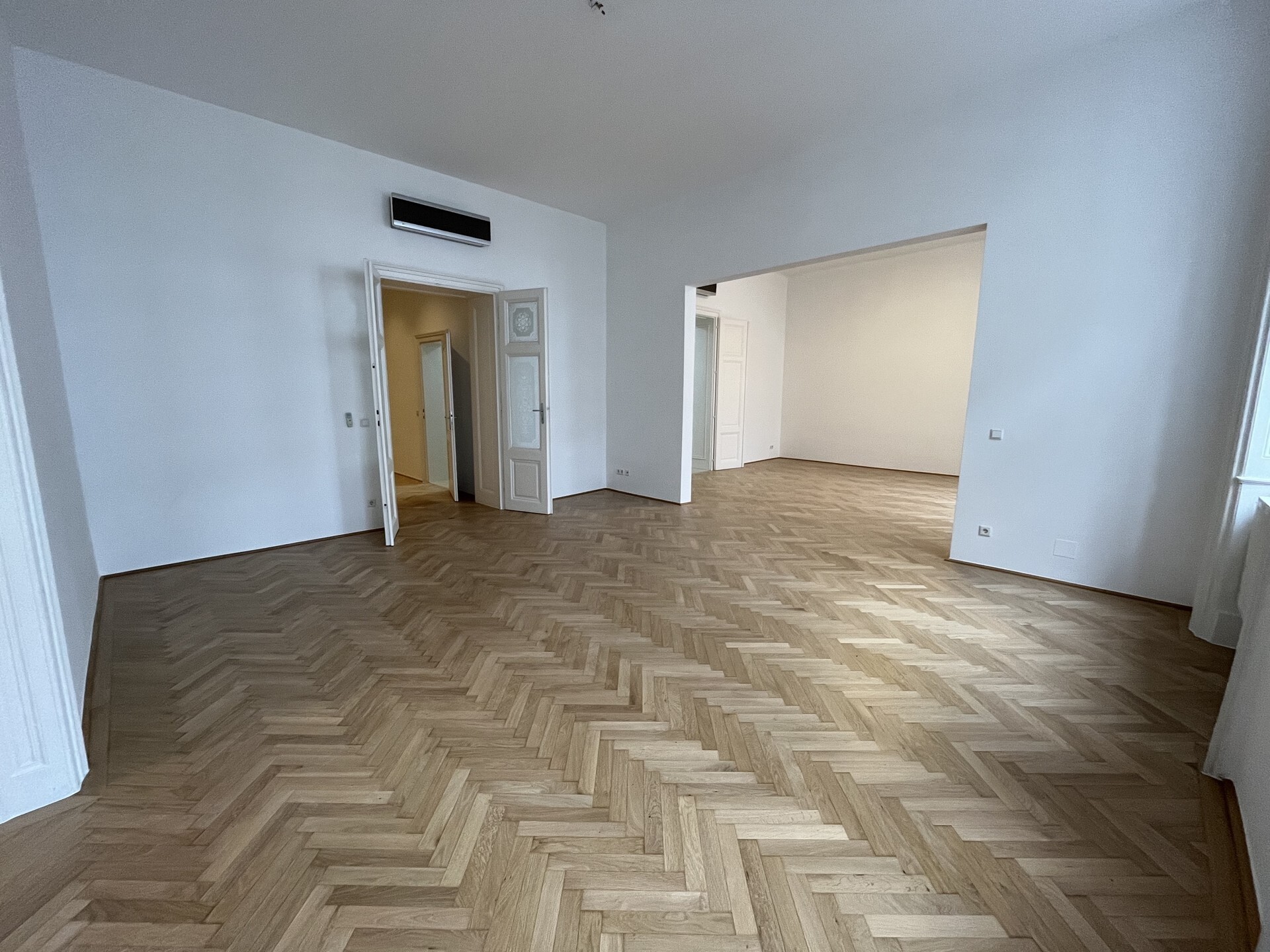 5-room apartment in an old building in a great location almost directly on Kärtner Straße - for rent for an indefinite period in 1010 Vienna